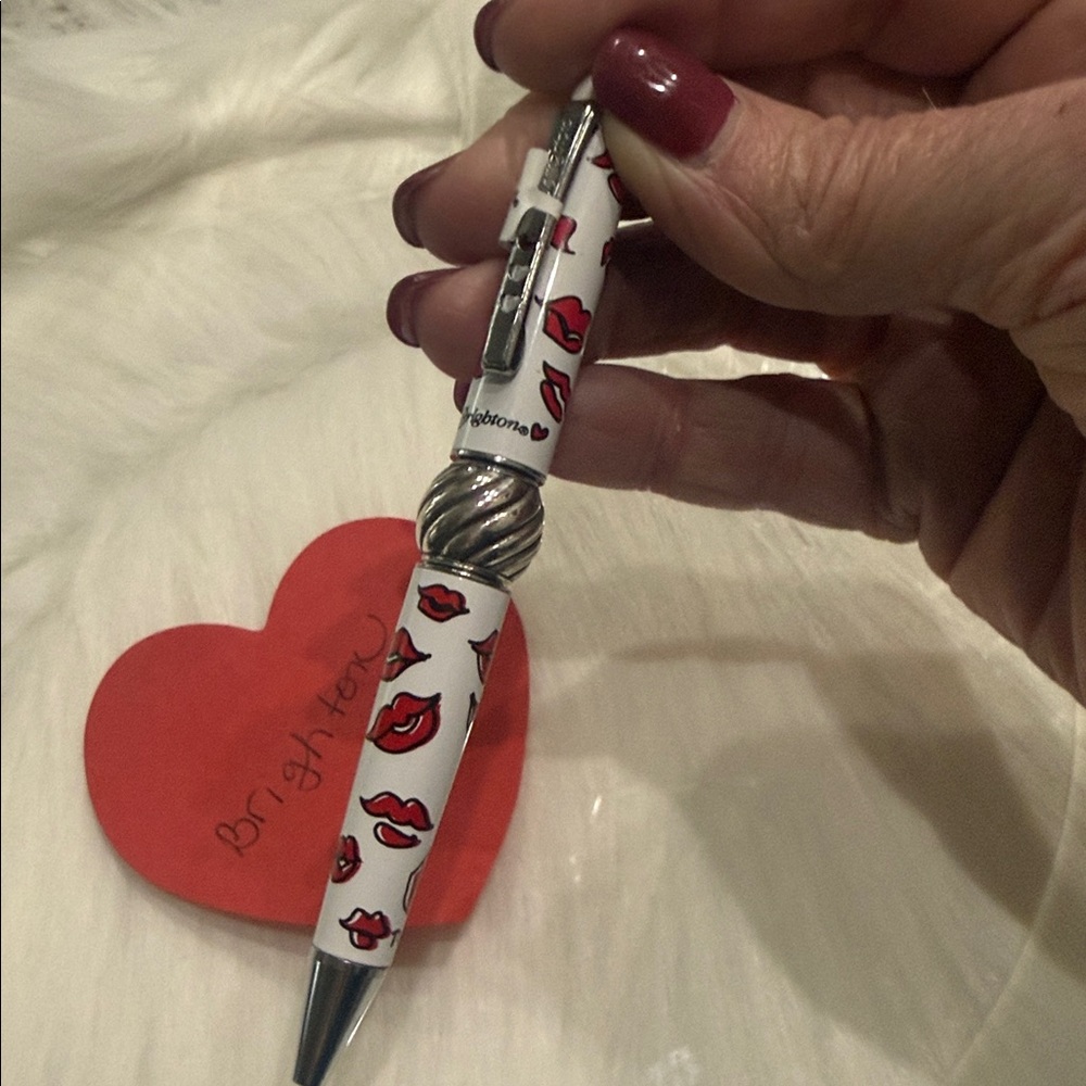 💋🆕💋BRIGHTON PEN PAL SHORT PEN FASHIONISTA LIPS NWT W/ ❤️ Keychain & Velvet pouch - Picture 2 of 3